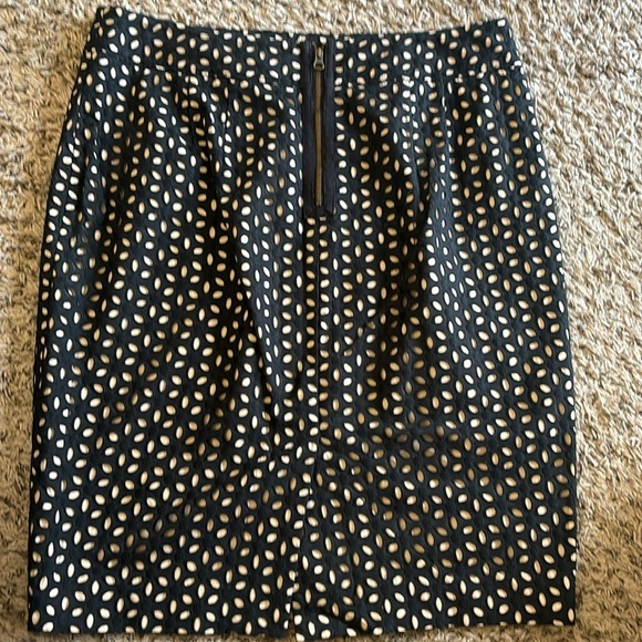 LOFT Floral Cotton Eyelet Pencil
Skirt From Size 10 - Picture 7 of 11
